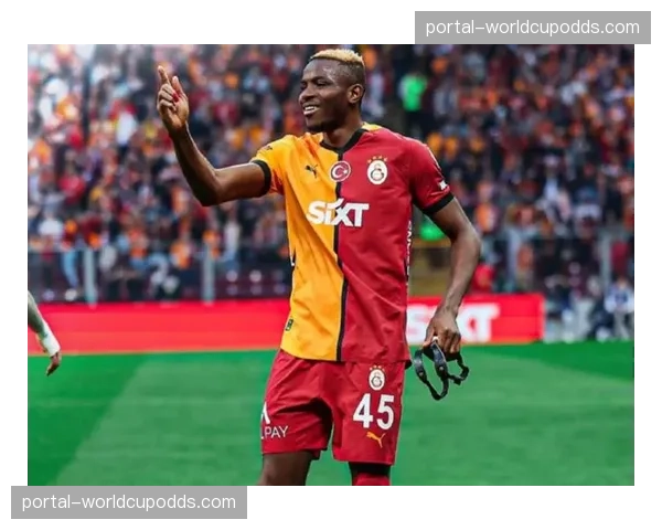 特写：奥斯梅恩进球后冲向场边，与受伤的队友克瓦拉茨赫利亚拥抱