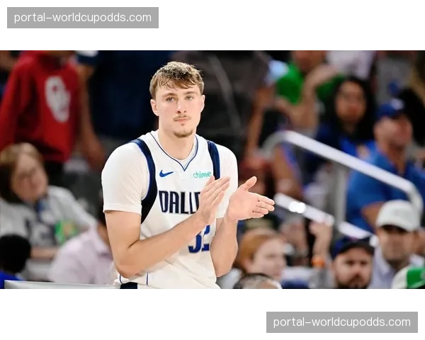 特写：季前赛首秀，今年榜眼秀在父亲注视下命中首记投篮