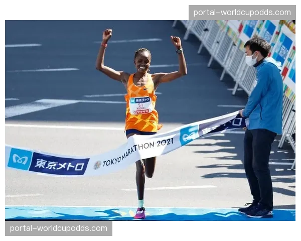 马拉松名将基普乔格在东京马拉松30公里处鞋带意外松开，紧急处理